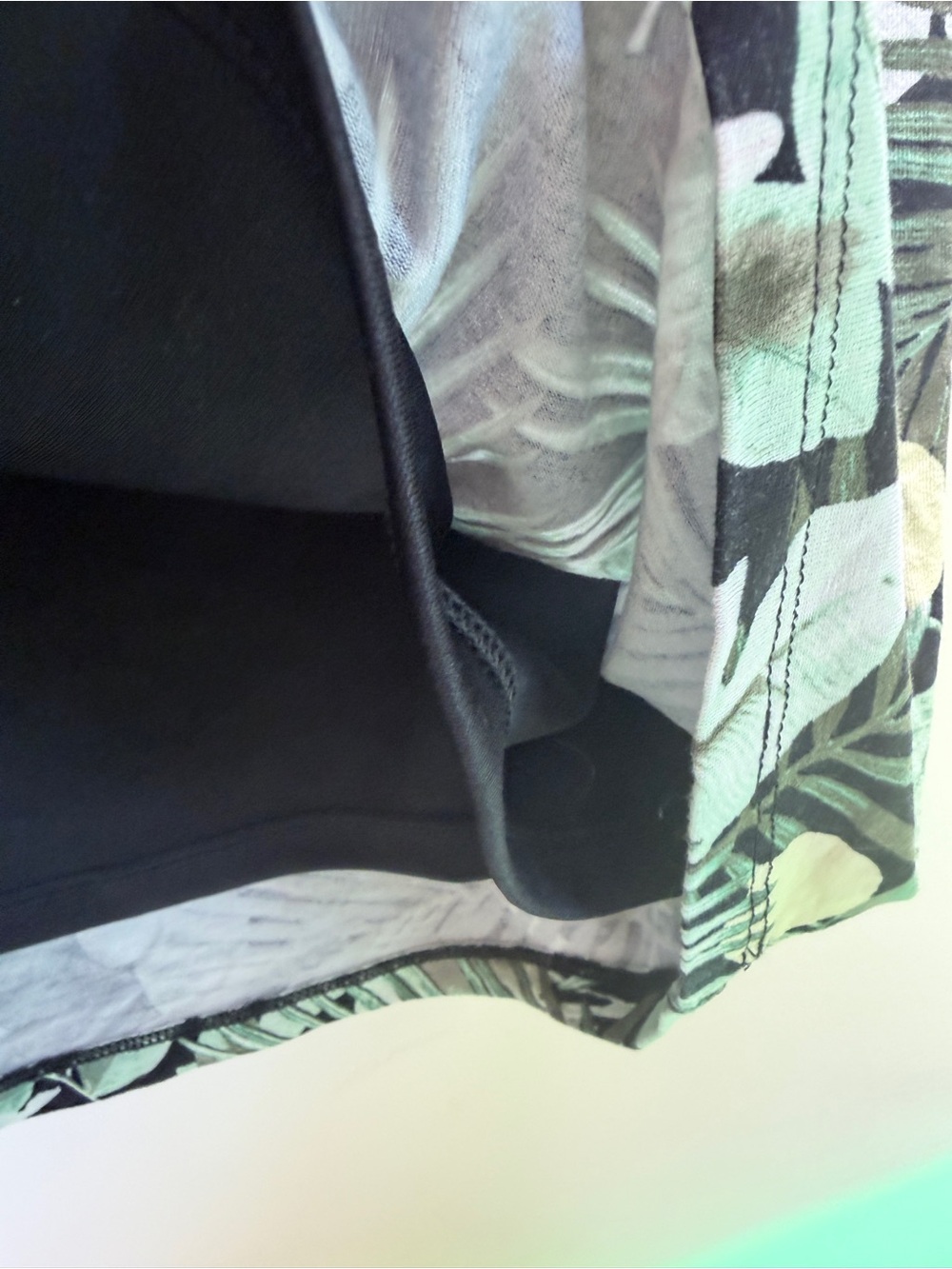 Adorable Black & Mint Tropical Print Lined Mini Skirt 🌺 31W x 18.5L - Picture 2 of 6